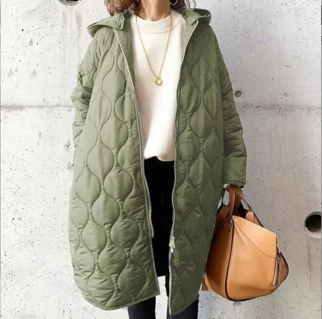 PRISCILLA™ | PARKA CON CAPUCHA Y DETALLES CUIDADOSOS