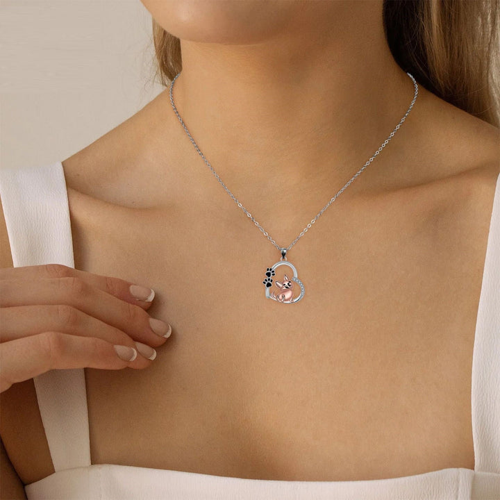 Bonita cadena con colgante en forma de corazón con perro